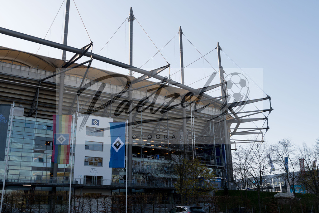 HSVSCF20220419_050 | Fussball, Herren: . Aussenansicht beim DFB-Pokal-Halbfinalspiel zwischen Hamburger SV und SC Freiburg im Volksparkstadion am 19.04.2022 in Hamburg, Deutschland.DFB / DFL REGULATIONS PROHIBIT ANY USE OF PHOTOGRAPHS AS IMAGE SEQUENCES AND/OR QUASI-VIDEO. - Realisiert mit Pictrs.com
