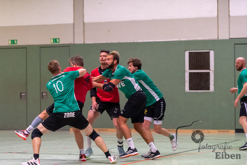 VFL Oldenburg-SG FriPe | Herren Regionsoberliga; VFL Oldenburg (grün)-SG FriPe (rot) am 04.11.2023 in Oldenburg (Robert-Schumann-Halle Oldenburg), Deutschland, Photo: Philip Eiben 2023 - Realisiert mit Pictrs.com