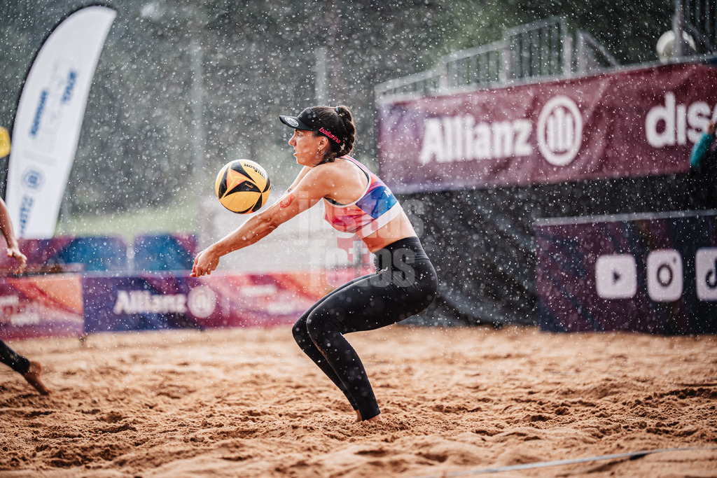 Beachvolleyball | Frauen | Allianz German Beach Tour 2025 | Tourstop München | 11.07.2025 | Lisa-Sophie Kotzan nimmt den Ball im Regen an