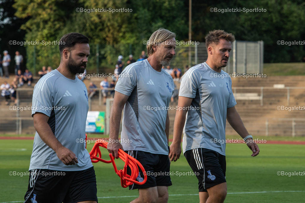 Trainerteam des MSV Duisburg | 20.08.2025, Fußball, SC Victoria Mennrath - MSV Duisburg, Niederrheinpokal, Saison 2025/26: Die MSV Trainer Thomas Klimmeck (Mitte, Athletiktrainer), Leon Welter (Links, Co-Trainer) und Marvin Höner (Rechts, Co-Trainer) auf dem Weg in die Kabine - Realisiert mit Pictrs.com