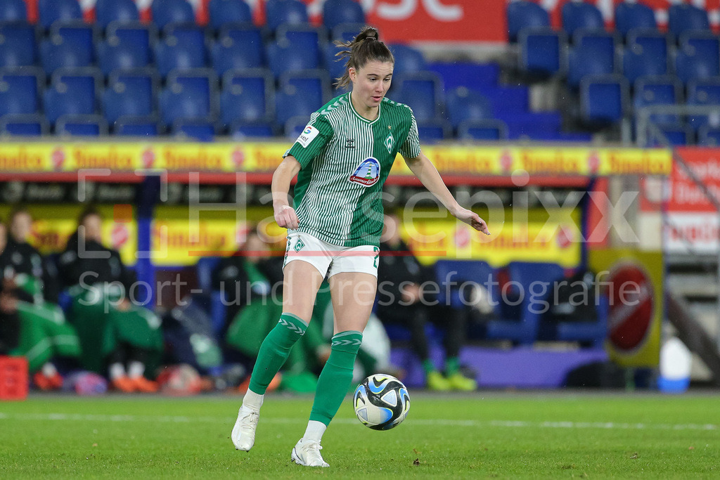 Fussball, Google Pixel Frauen-Bundesliga, MSV Duisburg - SV Werder Bremen | v.li.: Chiara Hahn (SV Werder Bremen, 21) am Ball, Freisteller, Einzelbild, Ganzkörper, Aktion, Action, Spielszene, DIE DFB-RICHTLINIEN UNTERSAGEN JEGLICHE NUTZUNG VON FOTOS ALS SEQUENZBILDER UND/ODER VIDEOÄHNLICHE FOTOSTRECKEN. DFB REGULATIONS PROHIBIT ANY USE OF PHOTOGRAPHS AS IMAGE SEQUENCES AND/OR QUASI-VIDEO.
