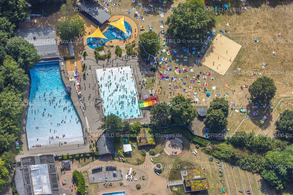 Oberhausen220800478 | Luftbild, Revierpark Vonderort, Vonderort Freibad, Schwimmbad und Badegäste, Liegewiese, regenbogenfarbige Wasserrutsche, Osterfeld, Oberhausen, Ruhrgebiet, Nordrhein-Westfalen, Deutschland