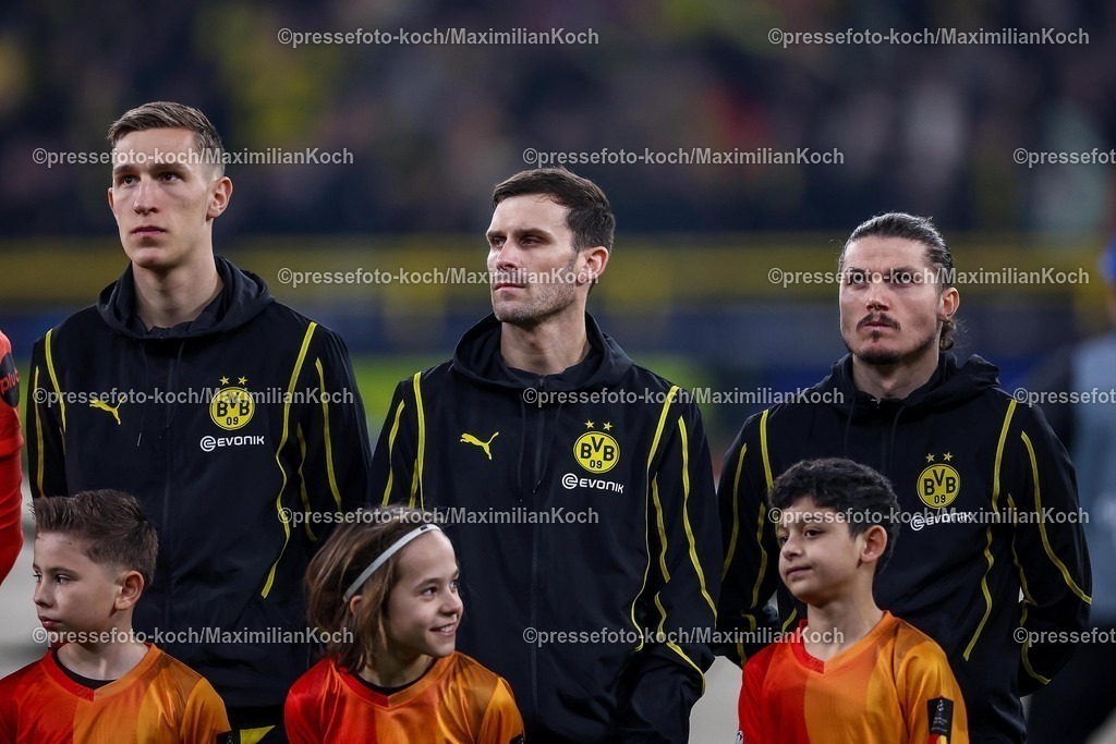 UCL04032502139 | 04.03.2025, Fußball, UEFA Champions League, Borussia Dortmund - OSC Lille, Signal Iduna Park, Runde der 16, Saison 2024 2025: Nico Schlotterbeck (BVB #4) Pascal Groß (BVB #13) Marcel Sabitzer (BVB #20) 