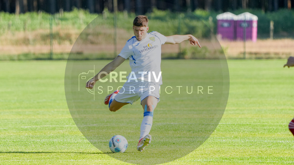 Fußball, Herren, Freundschaftsspiel, Testspiel, SG 1910 Woltersdorf vs. FSV 63 Luckenwalde, Freitag 20.06.2025, Sportplatz Woltersdorf, | Fußball, Herren, Freundschaftsspiel, Testspiel, SG 1910 Woltersdorf vs. FSV 63 Luckenwalde, Freitag 20.06.2025, Sportplatz Woltersdorf, Im Bild: Justin Bulang (Luckenwalde) - Realisiert mit Pictrs.com