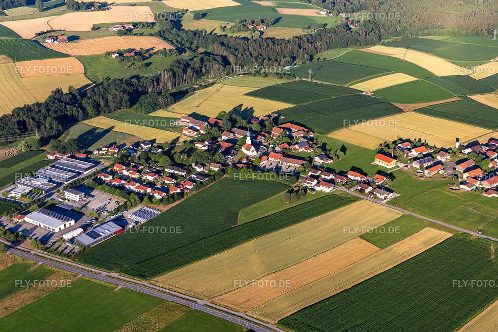 Hainberg https://www.arnstorf.de | Luftbild: Hainberg https://www.arnstorf.de im Ortsteil Hainberg in Arnstorf im Bundesland Bayern in Deutschland. Foto: IMG_132828.jpg vom 02.07.2022 durch ©2025 Werner Riehm fly-foto.de/copyright - Realisiert mit Pictrs.com