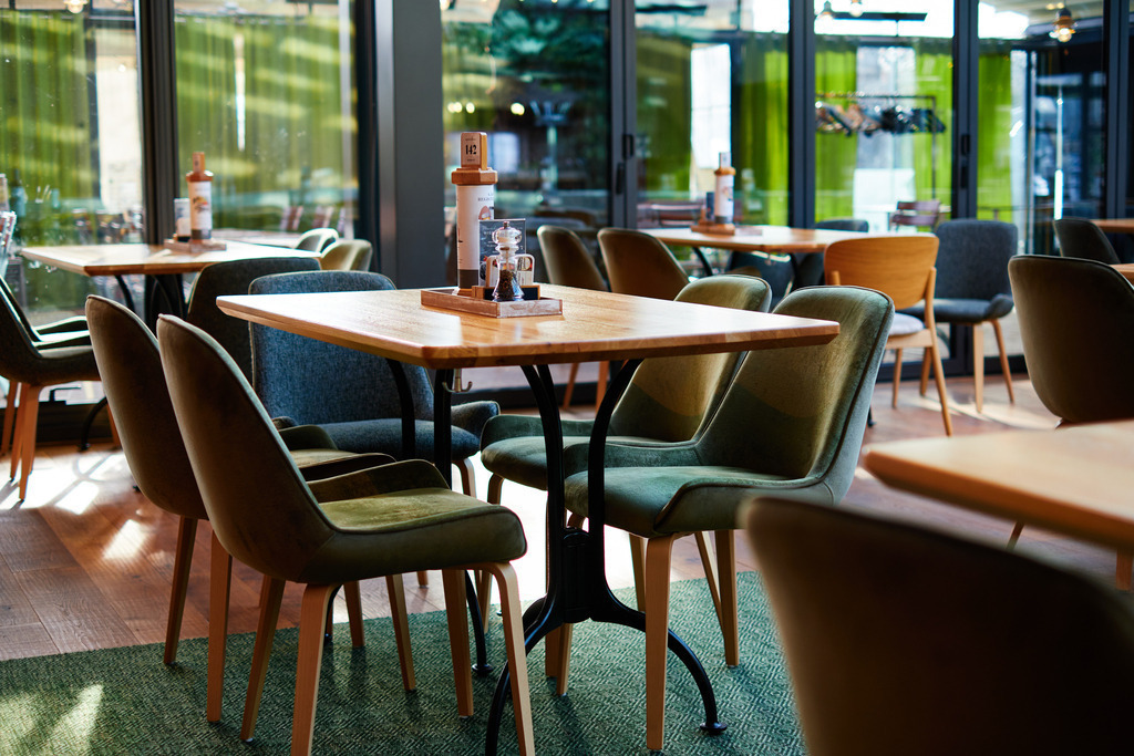 Luftburg Kolarik, Blick in den sonnigen Innenraum | WIen, Austria - February 24, 2022; Luftburg Kolarik, Blick in den sonnigen Innenraum. - Realisiert mit Pictrs.com