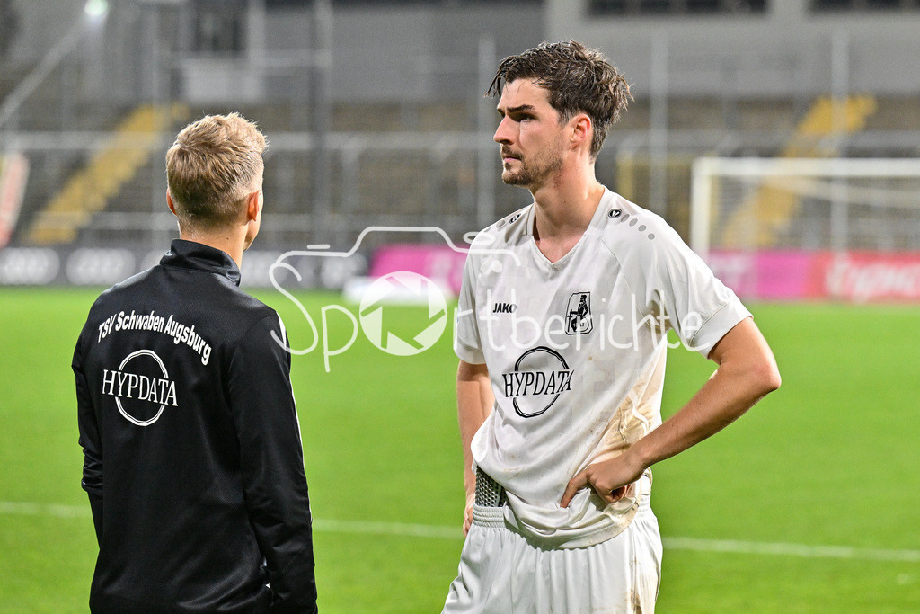 FC Bayern Amateure - TSV Schwaben Augsburg | im Bild Benedikt KRUG (TSV #22) im gespraech mit TSV Schwaben Trainer Matthias OSTRZOLEK enttaeuscht nach der Niederlage in Muenchen / Regionalliga Bayern: FC Bayern Muenchen II - TSV Schwaben Augsburg, Gruenwalder Stadion am am 25.10.2024