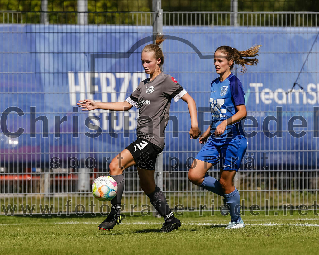 2023-09-09_070_FC_Langengeisling_gegen_TV_1864_Altoetting | Erding, Deutschland, 09.09.2023:
Fußball, Bezirksoberliga 2023 / 2024, 2. Spieltag, FC Langengeisling gegen TV 1864 Altötting, Endergebnis: 2:3

Hanna Manetsberger (TV 1864 Altötting, #3), Rebecca Hawkins (FC Langengeisling, #15)

Foto: Christian Riedel / fotografie-riedel.net