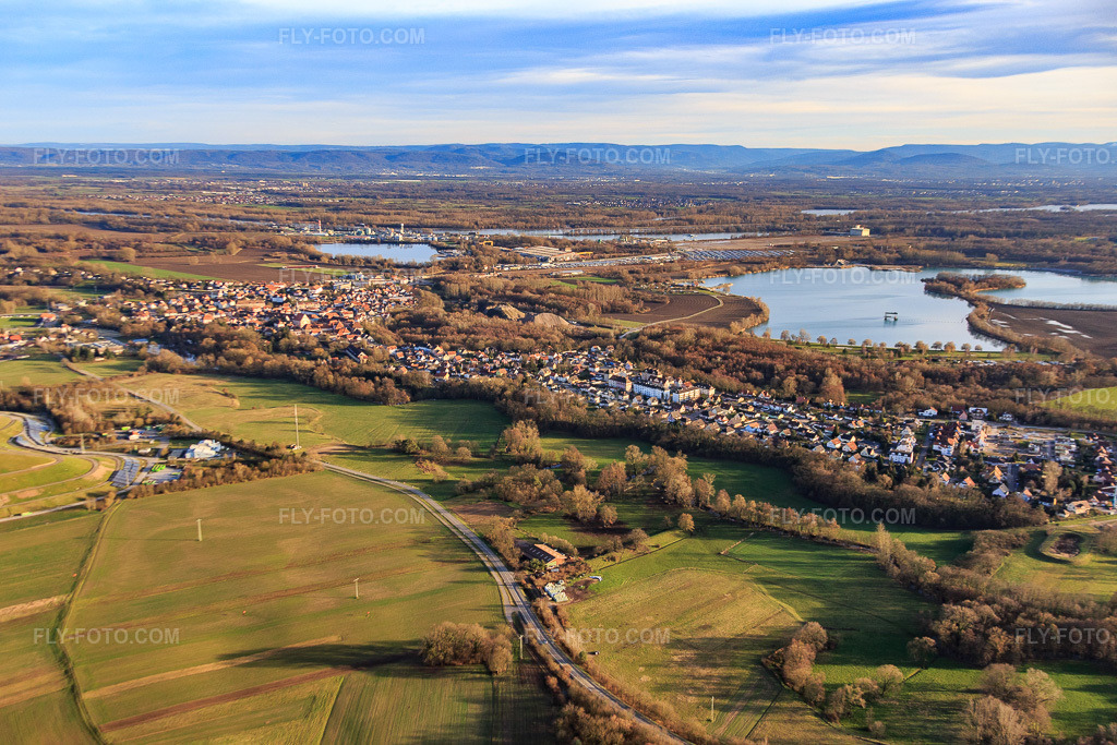 Aerial view: View of the town from the northwest in Lauterbourg in the state Bas-Rhin, France. – Photo: IMG_085976.jpg taken on 02/06/2016 by Werner Riehm/FLY-FOTO.com – Resolution of the original: 5472 x 3648 px