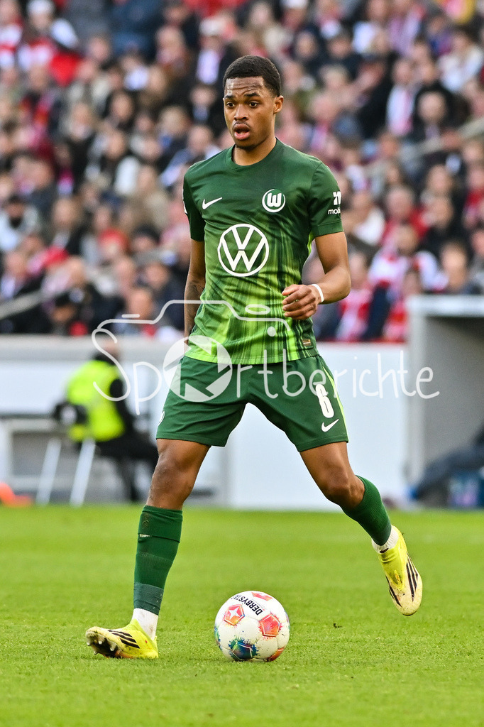 VfB Stuttgart - VfL Wolfsburg | STUTTGART, DEUTSCHLAND - 01. MÄRZ: am Ball Jeanuel BELOCIAN (VfL Wolfsburg 6) Einzelfoto / Freisteller während dem Bundesligamatch zwischen dem VfB Stuttgart und dem VfL Wolfsburg am 24. Spieltag in der MHP-Arena / DFL REGULATIONS PROHIBIT ANY USE OF PHOTOGRAPHS AS IMAGE SEQUENCES AND/OR QUASI-VIDEO