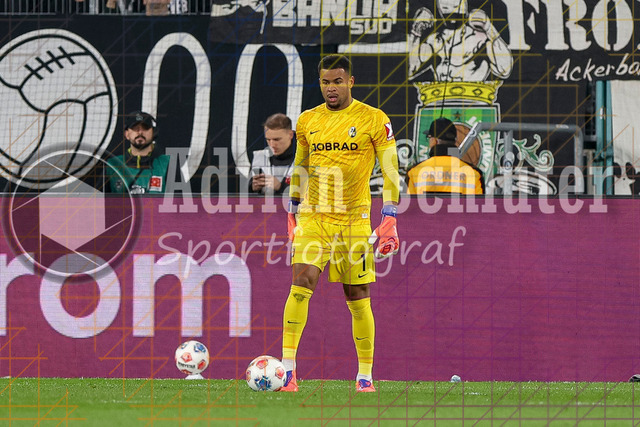 Borussia Mönchengladbach vs SC Freiburg - Bundesliga  | Mönchengladbach, Deutschland, 05.10.25:   Noah Atubolu (SC Freiburg) in Aktion am Ball, Einzelaktion waehrend des Spiels der Bundesliga zwischen Borussia Mönchengladbach vs SC Freiburg im Stadion im Borussia Park(Foto von Brauer-Fotoagentur / Adrian Schlueter)