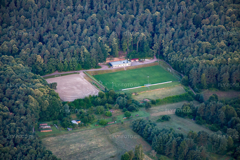 Luftbild: Fussballplatz im Ortsteil Gossersweiler in Gossersweiler-Stein im Bundesland Rheinland-Pfalz in Deutschland. Foto: IMG_091859.jpg vom 16.07.2016 durch Werner Riehm/FLY-FOTO.de