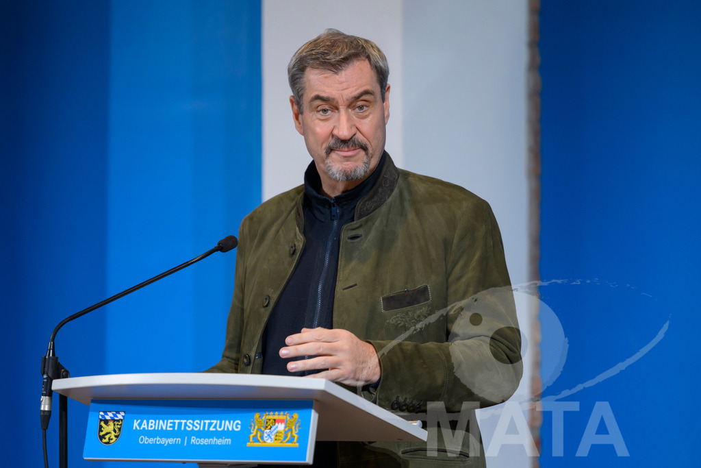 _DW04747 | Bayerns Ministerpräsident Markus Söder (CSU) bei einer Pressekonferenz im Lokschuppen. Rosenheim, 02.12.2025 Bayern Deutschland - Realisiert mit Pictrs.com