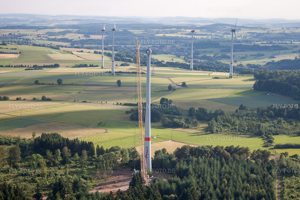 Luftbild: Baustelle zur Windrad- Turm Montage in Freiensteinau im Bundesland Hessen in Deutschland. Foto: IMG_68547.jpg vom 21.06.2014 durch Werner Riehm/FLY-FOTO.de