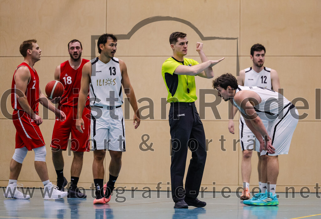 2025-12-06_053_TSV_Vaterstetten_gegen_MTV_1879_Muenchen | Vaterstetten, Deutschland, 06.12.2025:Basketball, 2. Regionalliga Süd 2025 / 2026, 9. Spieltag, TSV Vaterstetten gegen MTV 1879 München, Endergebnis: 58:83Peter Hendron (MTV 1879 München, #21), Christopher Herrmann (MTV 1879 München, #18), Linus Maisch (TSV Vaterstetten, #13)Foto: Christian Riedel / fotografie-riedel.net