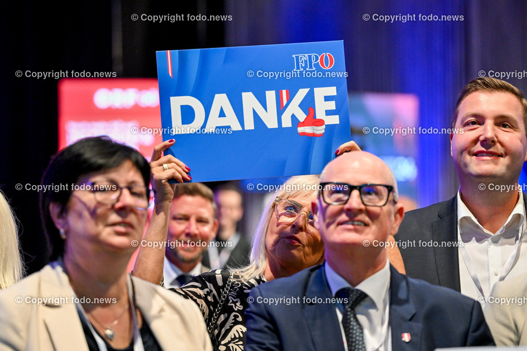 Pressewahldienst Linz zur Nationalratswahl 2024_ 29.09.2024-10 | 29.09.2024, Ursulinenhof Linz AUT, Nationalratswahl 2024, Pressewahldienst im Bild Parteimitglieder der FPOE Ooe, Wahlplakat Danke