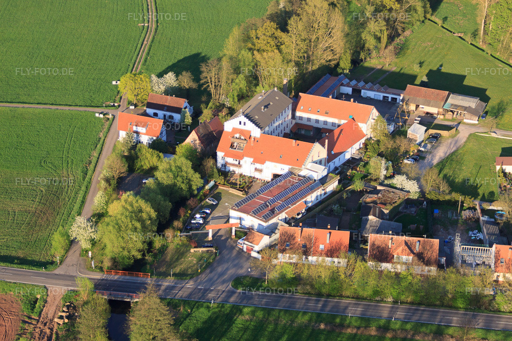 Luftbild: Ortsteil Neumühle mit Fuchsmühle in Offenbach an der Queich im Bundesland Rheinland-Pfalz in Deutschland. Foto: IMG_56769.jpg vom 25.04.2013 durch Werner Riehm/FLY-FOTO.deAuflösung des Originals: 4752 x 3168 px