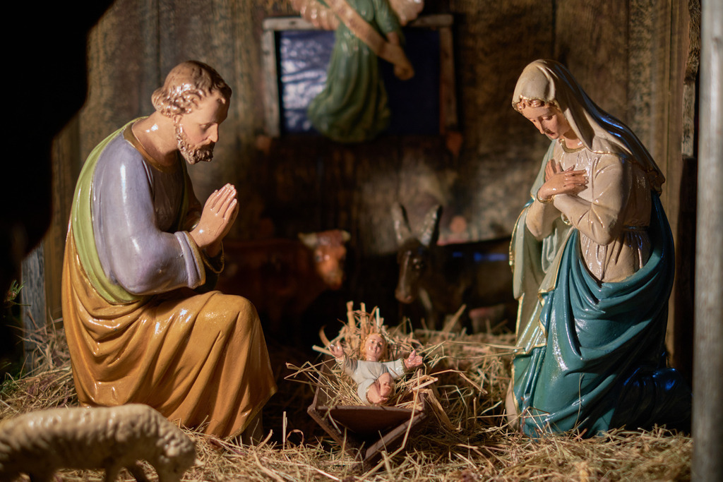 Blick in eine Krippe mit Maria, Josef und das Jesuskind | Wien, Austria - January 16, 2022: Blick in eine Krippe mit Maria, Josef und das Jesuskind. - Realisiert mit Pictrs.com