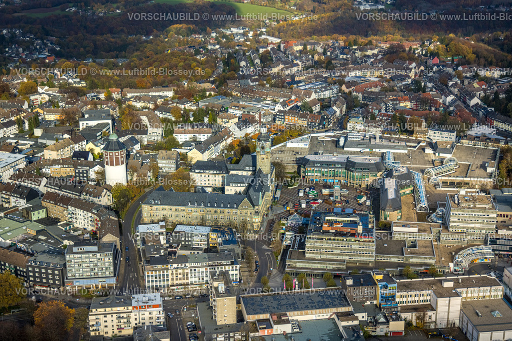 Remscheid231100834 | Luftbild, City Innenstadtansicht mit historischer Altstadt, Rathausplatz und Allee-Center mit Weihnachtsmarkt Aufbau, Waterbölles Wasserturm Sehenswürdigkeit und Rathaus, Wohnhäuser und Geschäftshäuser, Mitte, Remscheid, Rheinland, Nordrhein-Westfalen, Deutschland