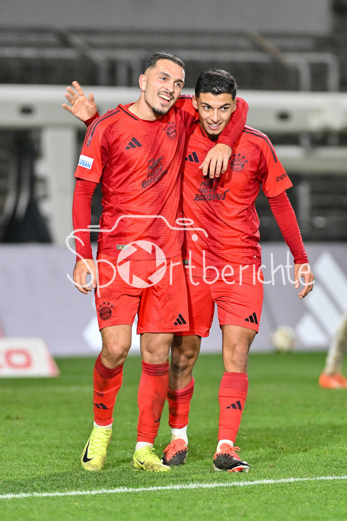 FC Bayern Amateure - TSV Schwaben Augsburg | Jubel der Bayern Amateure nach dem Treffer zum 3-0 durch Davide Dell´ERBA (FC Bayern München II #3) / Freude / Happy / Tor / Torschuetze / Regionalliga Bayern: FC Bayern Muenchen II - TSV Schwaben Augsburg, Gruenwalder Stadion am am 25.10.2024 / Arijon IBRAHIMOVIC (FC Bayern München II #10)