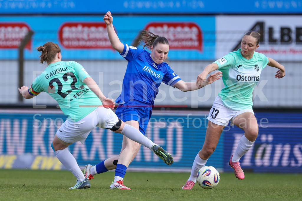 Fussball, 2. Frauen-Bundesliga, SV Meppen - SC Sand | v.li.: Jenny Gaugigl (SC Sand, 22), Marleen Kropp (SV Meppen, 9) und Ronja Schaer (SC Sand, 13) im Zweikampf, Duell, Dynamik, Aktion, Action, Spielszene, DIE DFB-RICHTLINIEN UNTERSAGEN JEGLICHE NUTZUNG VON FOTOS ALS SEQUENZBILDER UND/ODER VIDEOÄHNLICHE FOTOSTRECKEN. DFB REGULATIONS PROHIBIT ANY USE OF PHOTOGRAPHS AS IMAGE SEQUENCES AND/OR QUASI-VIDEO.