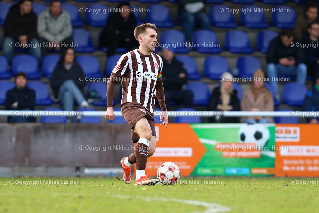NH_FCStPauliU23_BWLohne_RegionalligaNord_01032026 | #2 Luca Günther (FC St. Pauli U23)Fußball I Herren I Regionalliga Nord I Saison 2025-2026 I 24. Spieltag I FC St. Pauli U23 - Blau-Weiß Lohne I 01.03.2026 I Edmund-Plambeck-Stadion