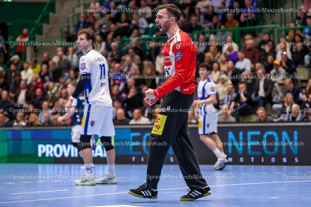 BHC11122501076 | 11.12.2025, Handball, HBL, Bergischer HC - ThSV Eisenach, Unihalle Wuppertal: Torhüter Matija Spikic (Eisenach #01) jubelnd 