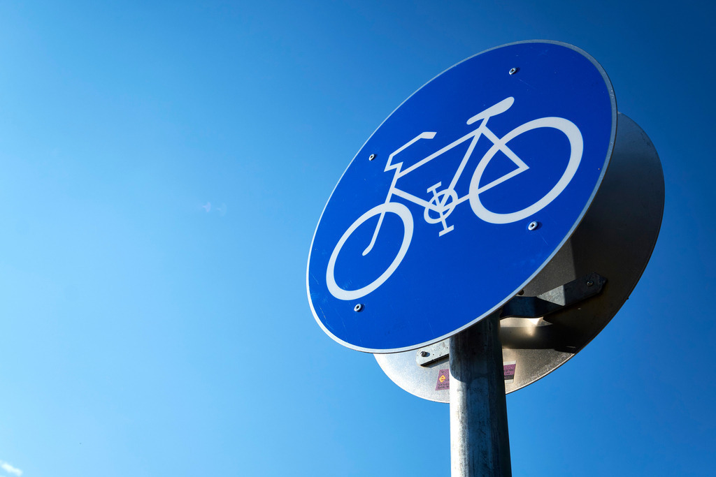 Verkehrstafel mit Fahrrad gegen blauen Himmel | Wien, Austria - October 11, 2021: Verkehrstafel mit Fahrrad gegen blauen Himmel. - Realisiert mit Pictrs.com