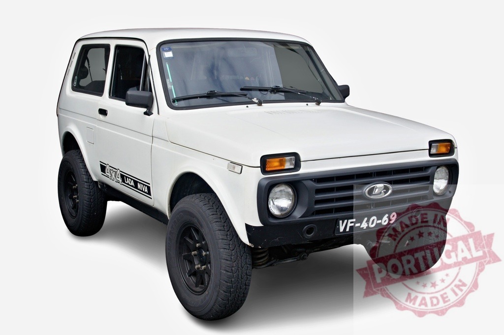 White Lada Niva 4x4 posing on a white background | White Lada Niva 4x4 SUV standing on a white background in a studio - Realisiert mit Pictrs.com