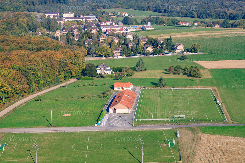 Luftbild: Stade Foot de Birlenbach und Salle des fêtes in Drachenbronn-Birlenbach im Bundesland Bas-Rhin in Frankreich.Foto: IMG_45851.jpg vom 16.10.2011 durch Werner Riehm/FLY-FOTO.deAuflösung des Originals: 4752 x 3168 px