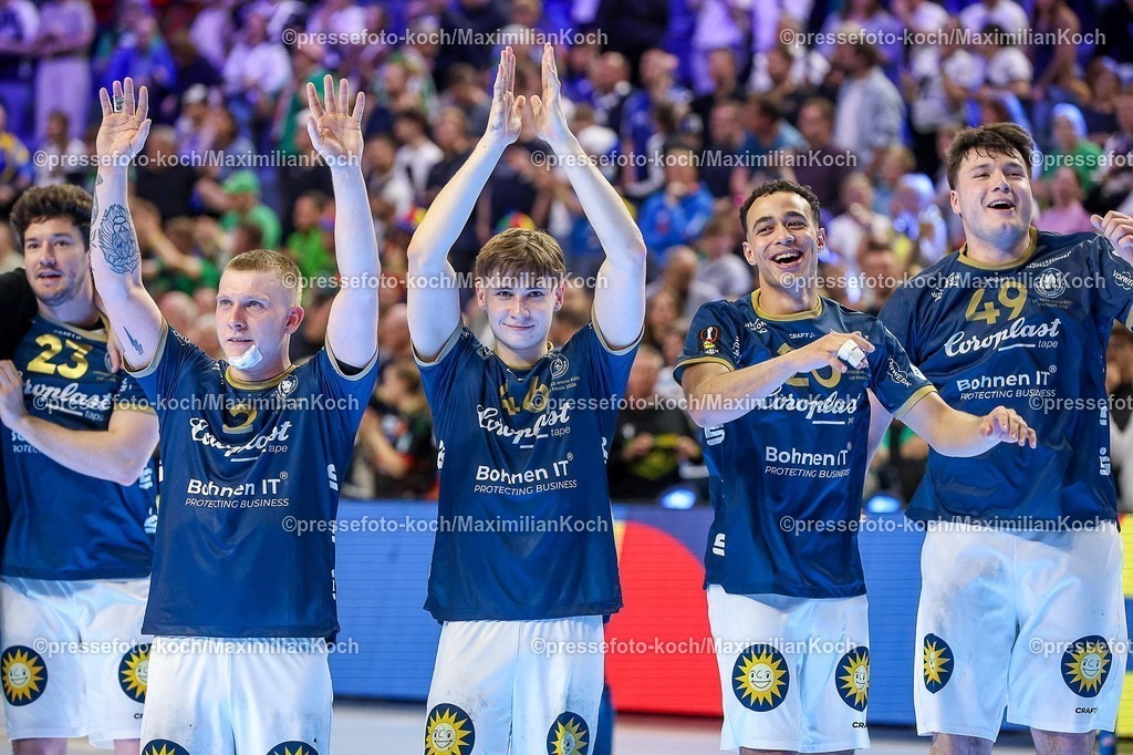 xSSCx18042602023 | 18.04.2026, xsscx, Handball, DHB-Pokal Lidl Final4, Halbfinale, Bergischer HC - SC Magdeburg, Saison 2025 / 2026 Herren, Lanxess Arena, Köln: Die Mannschaft des Bergischer HC feiert den Sieg über den SC Magdeburg  Joshua Thiele (BHC #23) Noah Beyer (BHC #02) Julian Fuchs (BHC #46) Belal Ibrahim Massoud (BHC #20) Aron Seesing (BHC #49) Photo: xSandraxScherningxPressefotoKochx