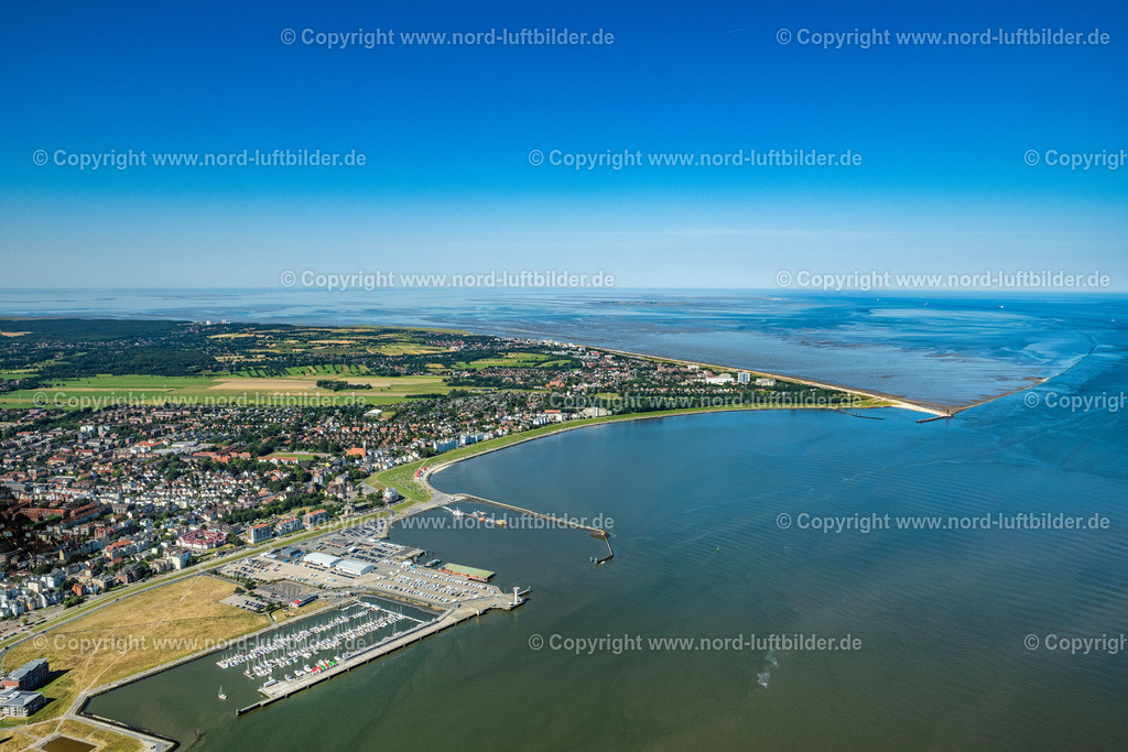 Cuxhaven_Grimmershörner_Bucht_ELS_9878130822 | CUXHAVEN 13.08.2022 Die Grimmershörnbucht mit der Deichanlage Döser Seedeich mit Strandkörben in der Abendsonne in Cuxhaven Döse im Bundesland Niedersachsen. // The Grimmershoernbucht with the dike system Doeser Sea dike with beach chairs in the evening sun in Cuxhaven Doese in the state of Lower Saxony. Foto: Martin Elsen