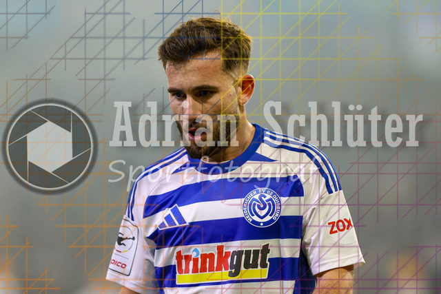 MSV Duisburg vs SV Waldhof Mannheim - 3. Liga | Duisburg, Deutschland, 07.11.25:   Can Coskun (MSV Duisburg) schaut waehrend des Spiels der 3. Liga MSV Duisburg vs SV Waldhof Mannheim in der schauinsland-reisen-arena(Foto von Brauer-Fotoagentur / Adrian Schlueter)