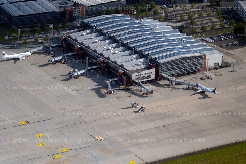 4060965 | DRESDEN 07.09.2021 Abfertigungs- Gebäude und Terminals auf dem Gelände des " Flughafen Dresden " im Ortsteil Klotzsche in Dresden im Bundesland Sachsen, Deutschland. Weiterführende Informationen bei: Flughafen Dresden GmbH. // Dispatch building and terminals on the premises of the airport in the district Klotzsche in Dresden in the state Saxony, Germany. Further information at: Flughafen Dresden GmbH. Foto: Gerhard Launer