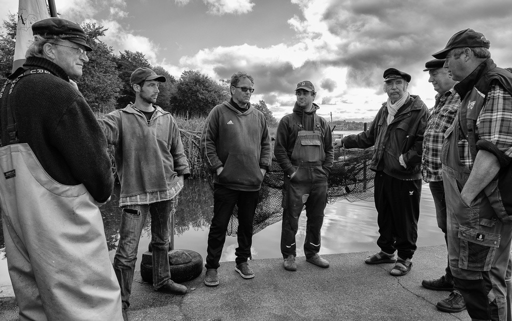 fischer-2020-474 | Nicht oft gelingt dem 1. Ältermann Jörn Ross (rechts), alle Mitglieder der Fischerzunft terminlich unter einen Hut zu bekommen. Das Gruppenbild vom Oktober 2020 war dann auch Gelegenheit, einmal in Ruhe einige anstehende Themen zu besprechen. - Realisiert mit Pictrs.com