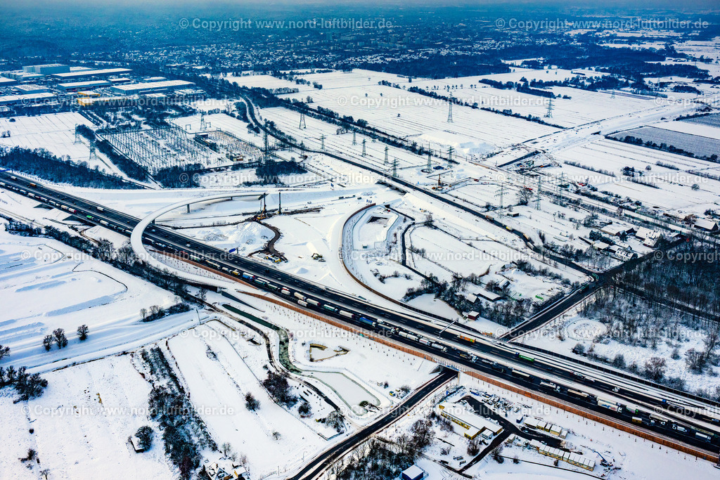Hamburg_Autobahn_Anschlussstelle_A7-A26_Winter_Schnee_ELS_3483050126 | HAMBURG 05.01.2026 Winterlich schneebedeckte Autobahn- Baustelle mit Erschließungs- , Aufschüttungs- und Erdarbeiten entlang der Trasse und des Streckenverlaufes " Anschußstelle A26 A7 " in Hamburg, Deutschland. Weiterführende Informationen bei: Die Autobahn GmbH des Bundes Niederlassung Nord. // Wintry snowy motorway- Construction site with earthworks along the route and of the route of the highway " Anschussstelle A26 A7 " in Hamburg, Germany. Further information at: Die Autobahn GmbH des Bundes Niederlassung Nord. Foto: Martin Elsen