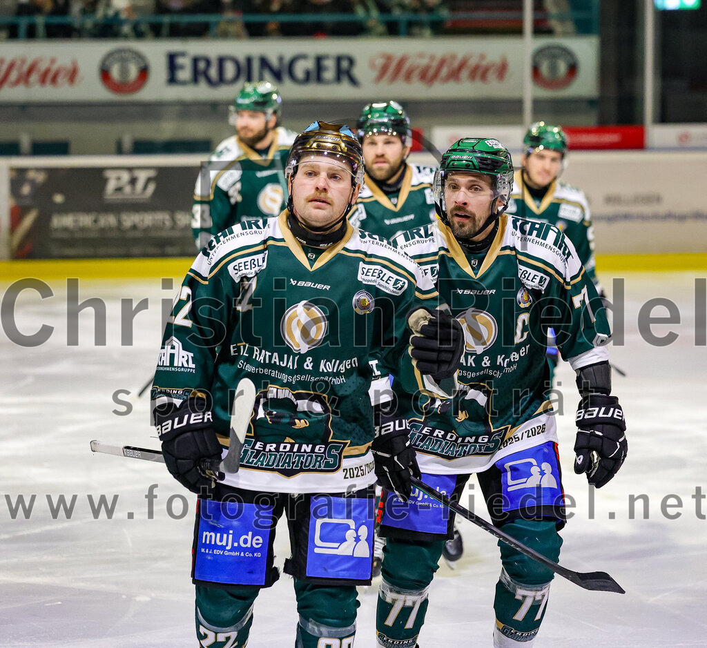 2026-01-23_065_TSV_Erding_gegen_SC_Riessersee | Erding, Deutschland, 23.01.2026:Eishockey, Oberliga Süd 2025 / 2026, 40. Spieltag, TSV Erding gegen SC Riessersee, Endergebnis: 6:5 n.V.Grady Hobbs (Erding Gladiators, #22), Philipp Michl (Erding Gladiators, #77)Foto: Christian Riedel / fotografie-riedel.net