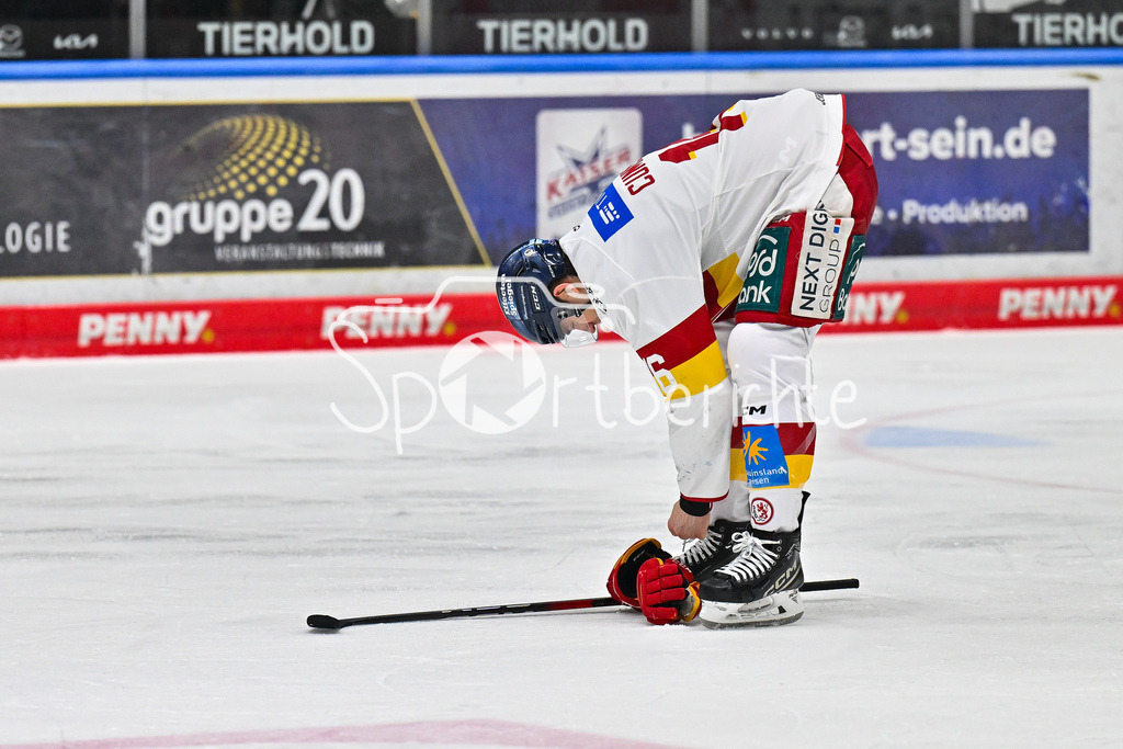 Augsburger Panther - Düsseldorfer EG | muss sich die Schuhe binden - Kyle CUMISKEY (Duesseldorfer EG 16) / Einzelfoto / Freisteller / DEL: Augsburger Panther - Duesseldorfer EG, Curt Frenzel Stadion am 04.03.2025