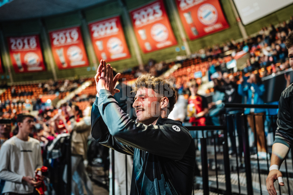 Volleyball | Männer | Testspiel | Deutschland vs. Italien | 26.05.2025 | Eric Burggräf (#24, Deutschland) betritt das Stadion