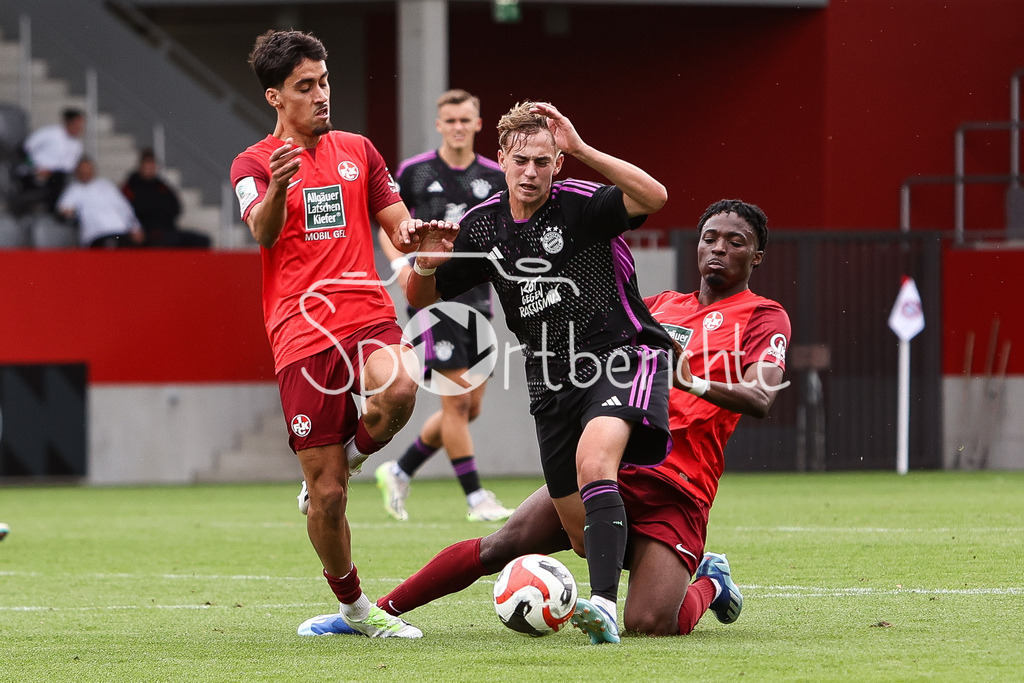 FC Bayern Muenchen U19 - 1. FC Kaiserslautern U19 | Muhammed Yasin Batuhan ZOR (FCK #10) im Duell mit Maximilian HENNIG (FCB #3) / Ousame SANNOH (FCK #19)