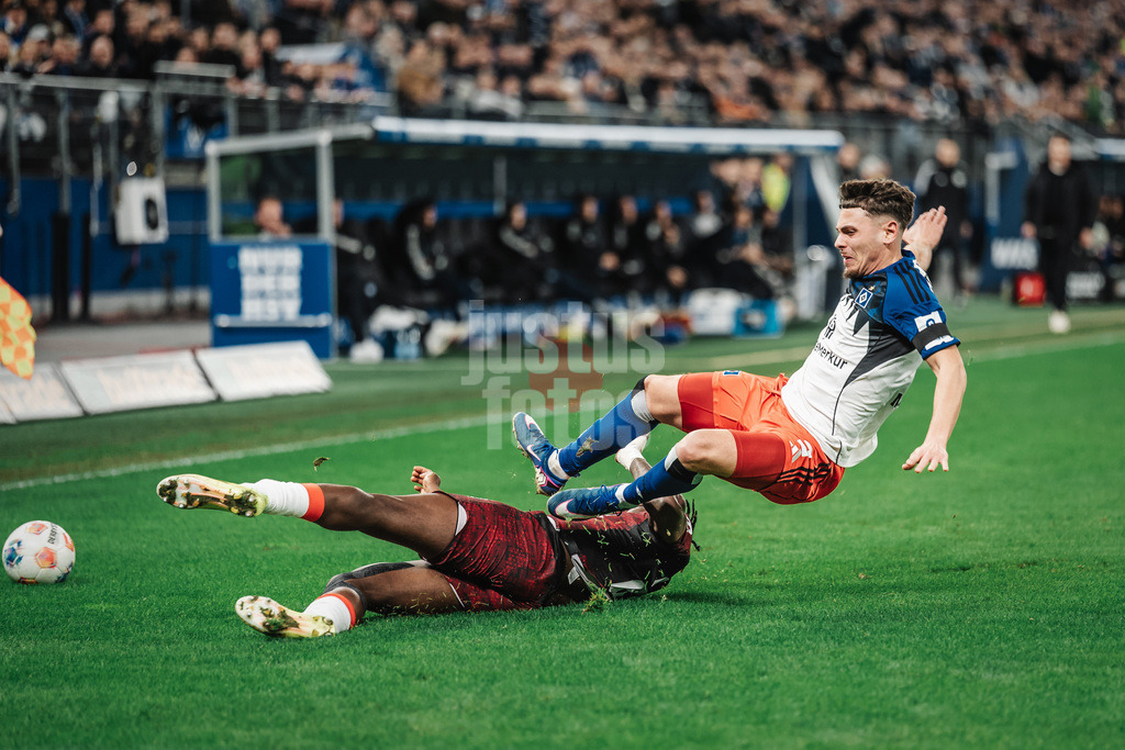 Fußball | Männer | Saison 2025/2026 | 1. Fußball-Bundesliga | 24. Spieltag | Hamburger SV vs. RB Leipzig | 01.03.2026 | v.l. Castello Lukeba (#23, RB Leipzig) gegen William Mikelbrencis (#2, HSV)