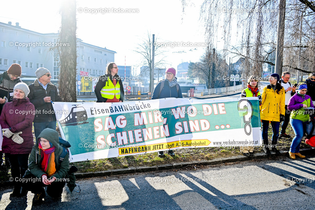 Demonstration gegen die Fertigstellung der A26 Westring_ 20.01.2024-25 | 20.01.2024, Linz, AUT, Demonstration, im Bild Teilnehmer der Demonstration gegen die Fertigstellung der A26 Westring, Autobahn, Verkehr, Verkehrswende, Klima, Klimawandel, Red Rebells, Trauermarsch, Aktivisten, Musik, Transparente, Tafeln, Schilder, Ansprache, Polizei, Polizeiauto, Absperrung, Wissensturm