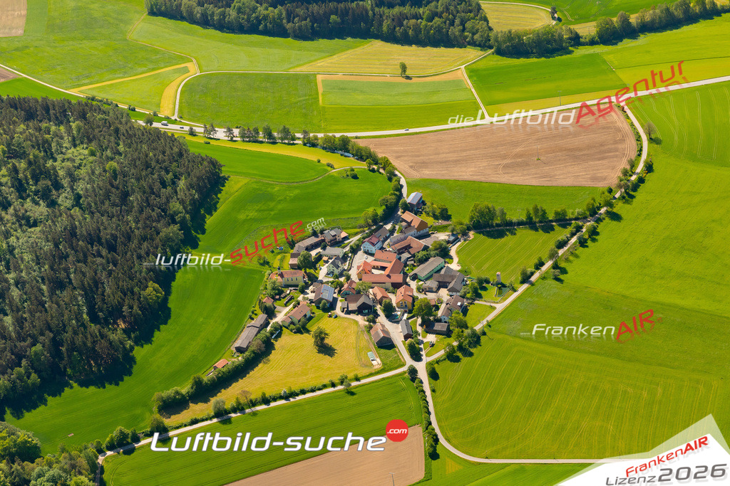 Das Luftbild zeigt : Woppenrieth Tännesberg - Die Luftaufnahme wurde 2024 vom UL-Flugzeug aus erstellt ( keine Drohne ) - Hochauflösende Luftaufnahme - Für grossformatige Ausdrucke geeignet. Die Geschenkidee !Mit Lizenz und Bildrechte bestellbar