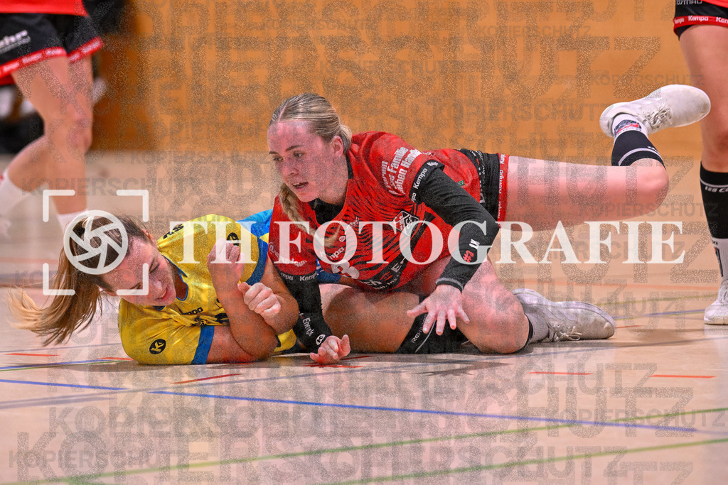 GER, SG Maulburg/Steinen - SV Allensbach 2, Frauen-Handball, Oberliga Suedbaden, 1. Spieltag, Saison 2024/2025, 28.09.2024 | Leonie Kiefer (SG Maulburg/Steinen, #03) faellt mit ihrer Gegenspielerin zu Boden.GER, SG Maulburg/Steinen - SV Allensbach 2, Frauen-Handball, Oberliga Suedbaden, 1. Spieltag, Saison 2024/2025, 28.09.2024Foto: TH Fotografie/Thomas Hess