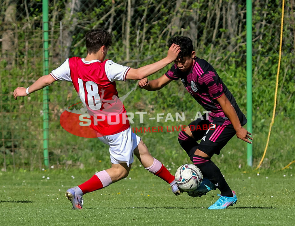AUSTRIA U15 - MEXICO U15 | OLIVER SORG (Austria #18) Jose Quinones (Mexico #7) ; AUSTRIA U15 - MEXICO U15 am 29.04.2022 in Arnoldstein
(Sportplatz), AUSTRIA, (Photo by Ernst Krawagner sport-fan.at) - Realisiert mit Pictrs.com
