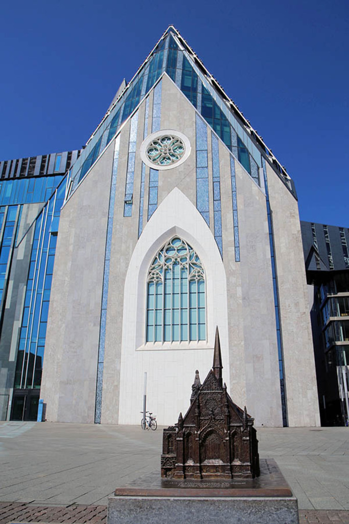 Paulinum - Aula und Universitätskirche St. Pauli - Bronzemodell der ehemaligen Universitätskirche | Entdecke über 20 Kategorien Leipzig-Motive: Foto-Downloads, hochwertige Poster, Leinwand- & Fine-Art-Prints. Jetzt Lieblingsfoto im Bildlexikon Leipzig Shop bestellen!