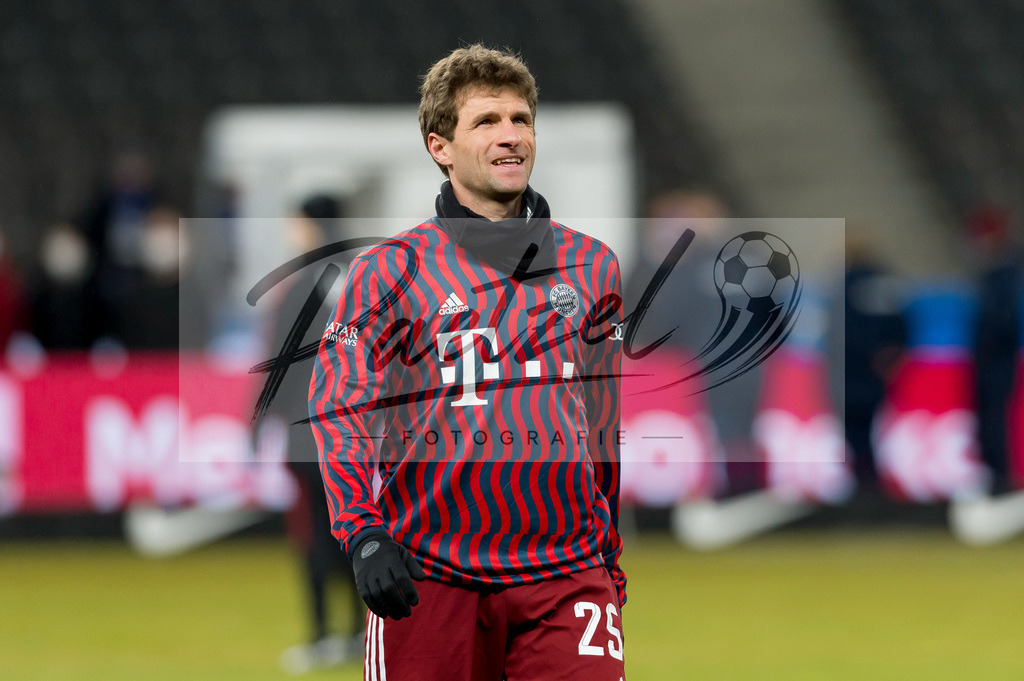 BSCFCB20220123_027 | Fussball, Herren: Thomas Mueller (FC Bayern Muenchen) schaut bei dem Spiel der 1. Bundesliga zwischen Hertha BSC und FC Bayern Muenchen im Olypiastadion am 23.01.2022 in Berlin, Deutschland.DFB / DFL REGULATIONS PROHIBIT ANY USE OF PHOTOGRAPHS AS IMAGE SEQUENCES AND/OR QUASI-VIDEO. - Realisiert mit Pictrs.com