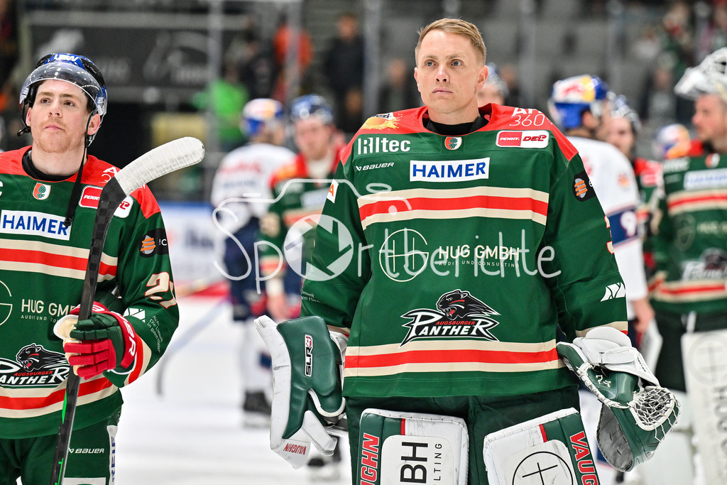 Augsburger Panther - EHC RB München | AUGSBURG, DEUTSCHLAND - 27. FEBRUAR: im Bild ein enttäuschter aev3 / Einzelfoto / Freisteller nach dem Match zwischen den Augsburger Panthern und dem EHC RB München am 46. Spieltag der Penny DEL im Curt Frenzel Stadion