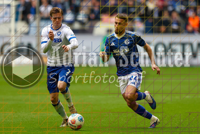 05.04.2026, GER, Fussball, Herren, 2. BL, Saison 2025/2026, FC Schalke 04 - Karlsruher SC | Dzenis Burnic (KSC) und Adli Aouchiche (S04) im Kampf um den Ball 