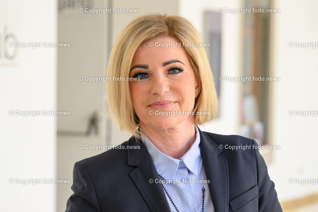 Pressekonferenz AMS Ooe_ Fuehrungswechsel im AMS Ooe_ 25.04.2023-11 | 25.04.2023, Presseclub Linz, AUT, Pressekonferenz AMS Ooe, Fuehrungswechsel im AMS Ooe, im Bild Iris Schmidt (Landesgeschaeftsfuehrerin des Arbeitsmarktservice Ooe)